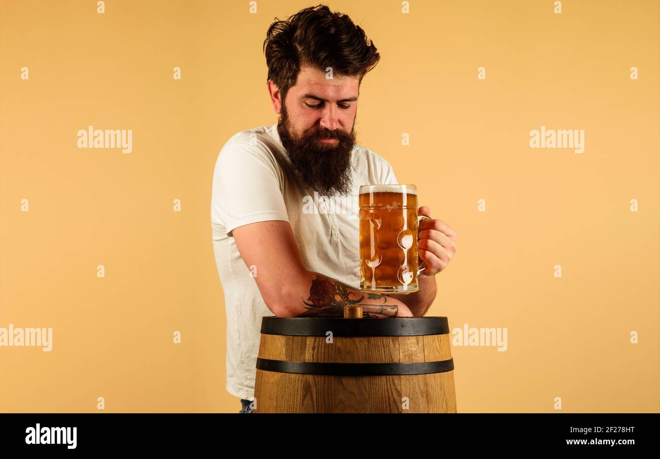 Oktoberfest. Uomo bearded che beve birra artigianale. Ragazzo con una deliziosa birra chiara in vetro. Pub e bar. Macchina da caffè. Alcol. Foto Stock