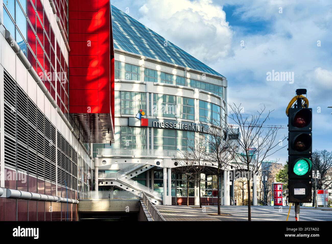 Francoforte, Hesse, Germania -2020: Ingresso alla fiera di Francoforte con semaforo verde sulla destra. Messe Frankfurt è il più grande commercio al mondo Foto Stock