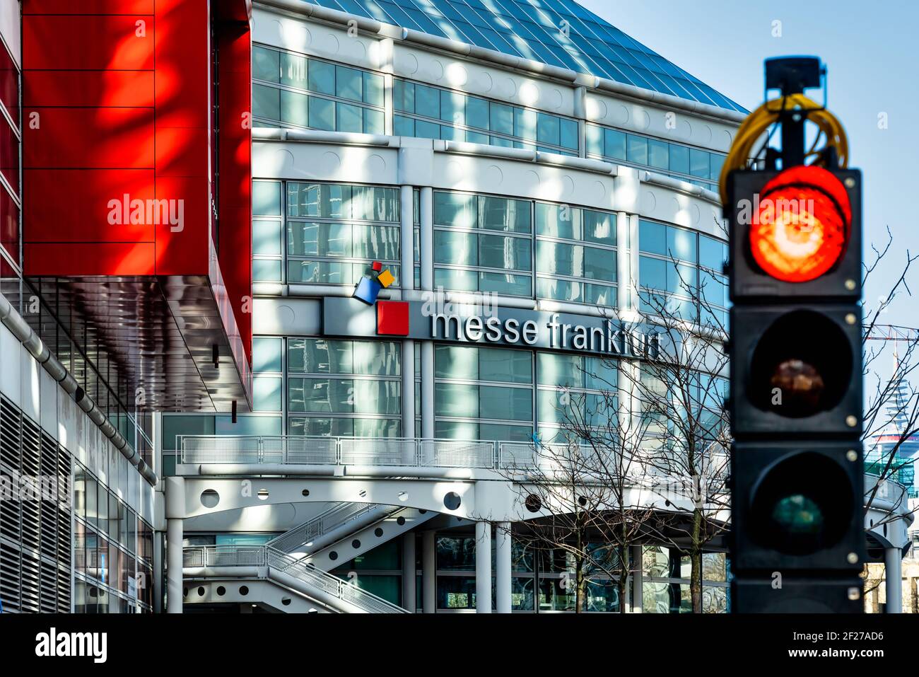 Francoforte, Hesse, Germania -2020: Ingresso alla fiera di Francoforte con semaforo rosso sulla destra. Messe Frankfurt è la fiera commerciale più grande del mondo Foto Stock