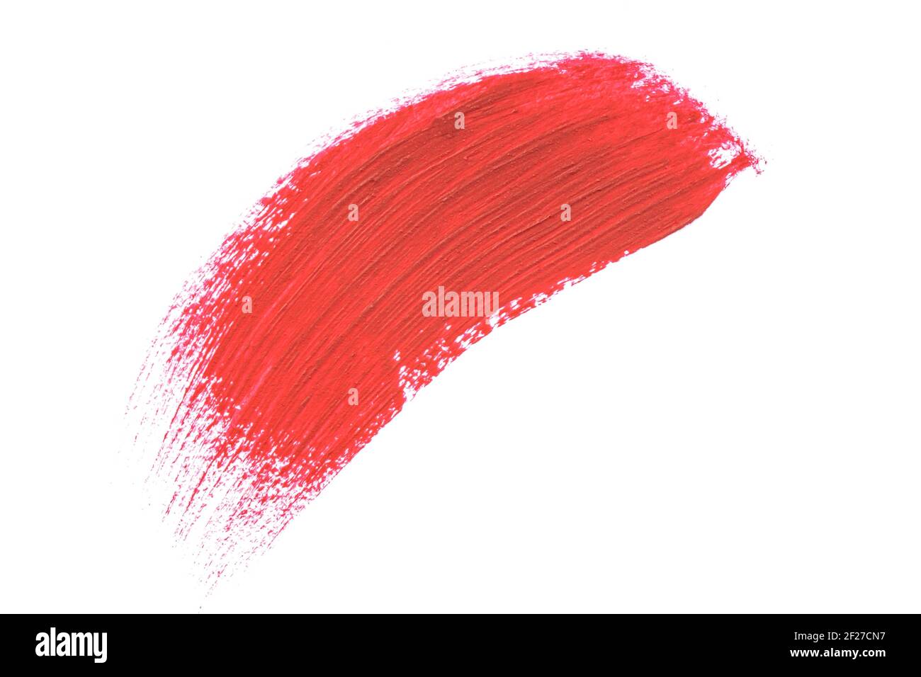 Campione di corsa del rossetto rosso con macchie isolato su sfondo bianco. Bellezza faccia compongono, primo piano. Trucco consistenza cremosa. Prodotto di bellezza smudge closeup Foto Stock