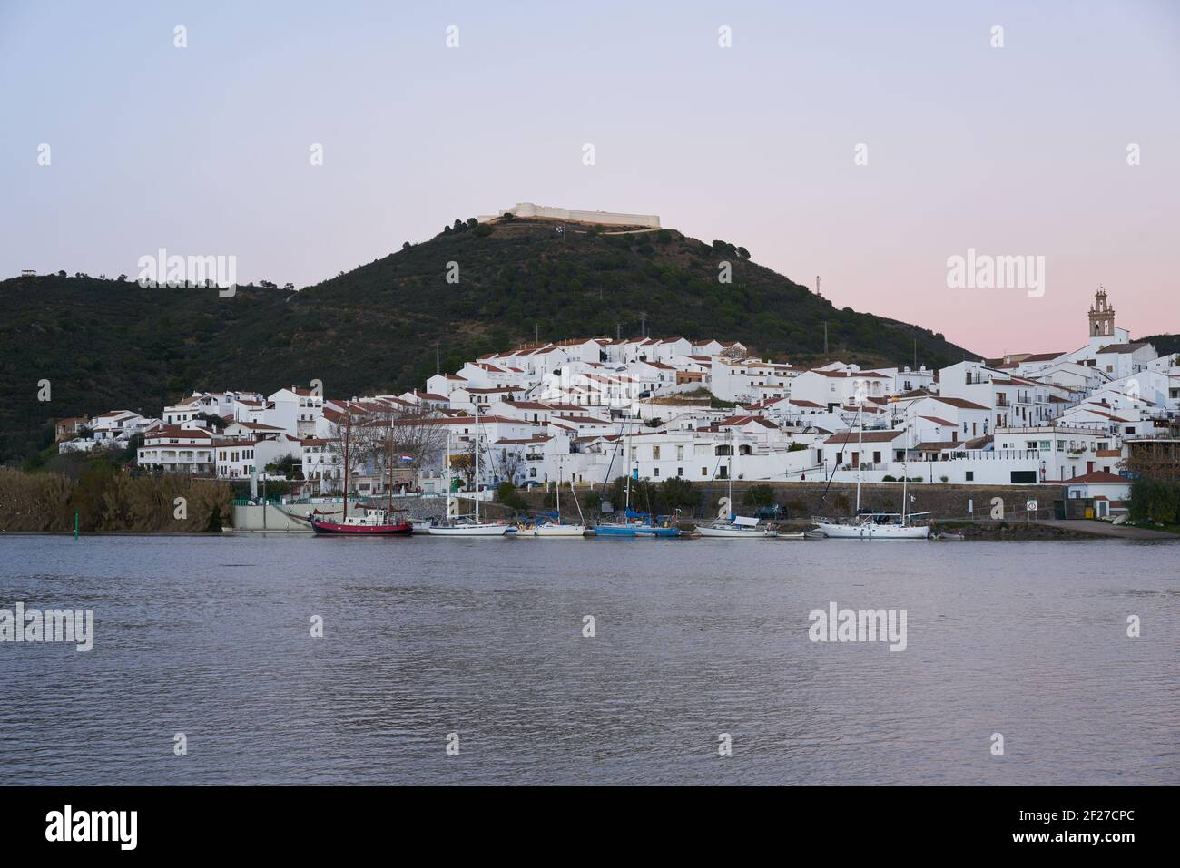 Sanlucar de Guadiana in Spagna e Alcoutim in Portogallo con barche a vela sul fiume Guadiana Foto Stock