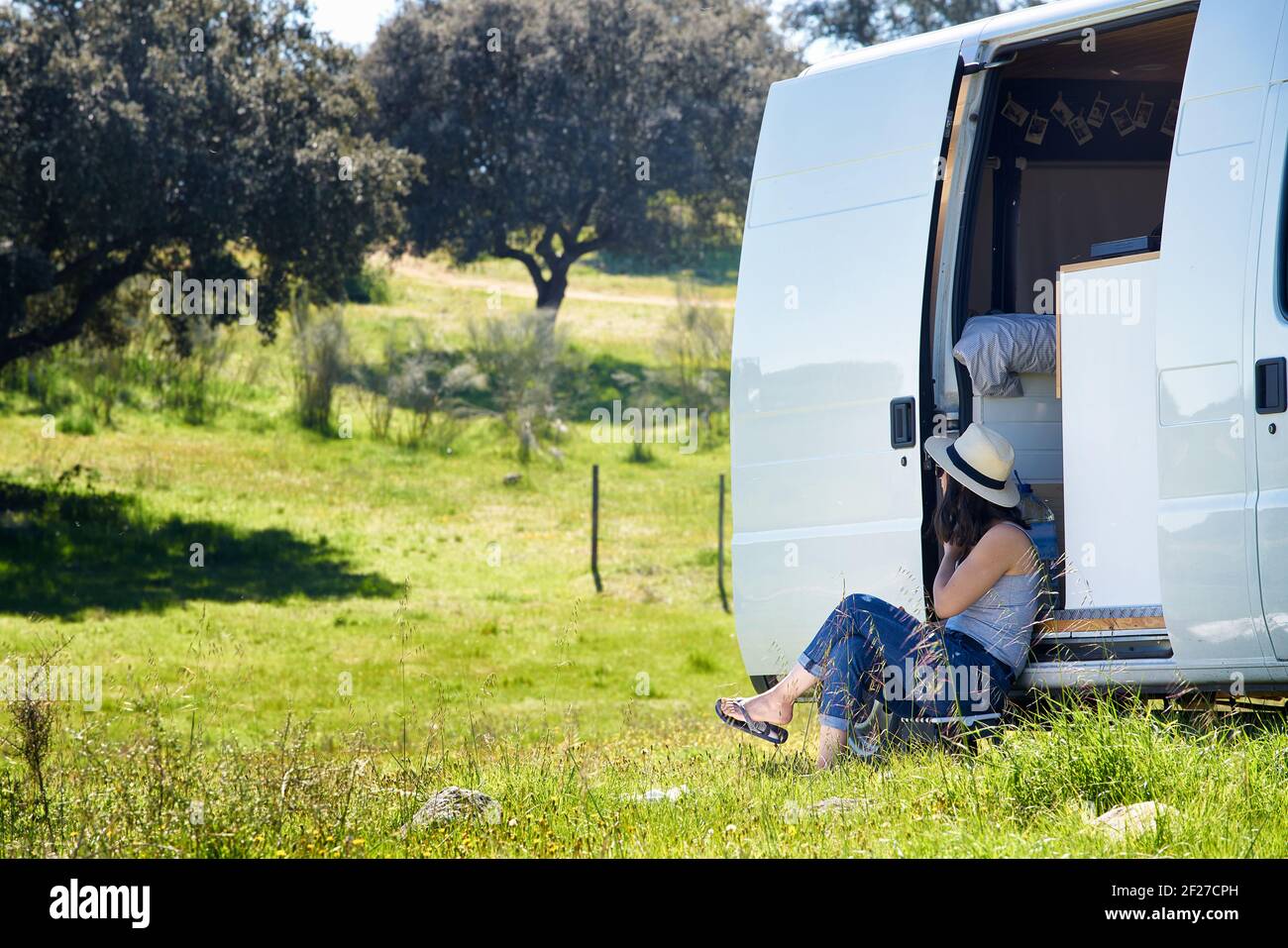 Donna viaggiatore vanlifer vita vivente in Alentejo, Portogallo Foto Stock