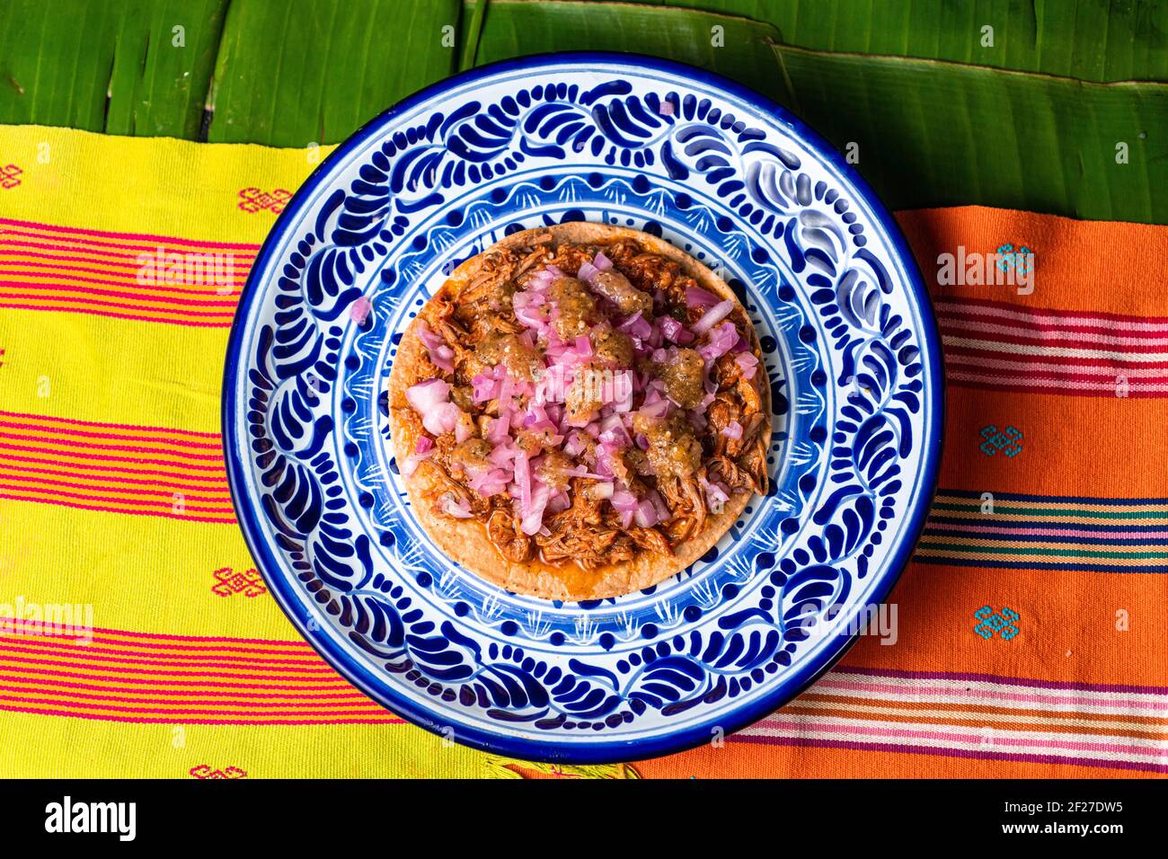 Tostada, tipico piatto messicano, a base di cochinita pibil Foto Stock