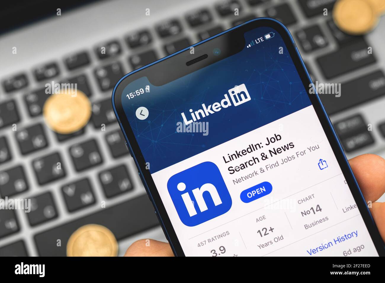 Kharkov, Ucraina - 9 marzo 2021: Applicazione LinkedIn sullo schermo di Apple iPhone 12 in App Store, primo piano Foto Stock