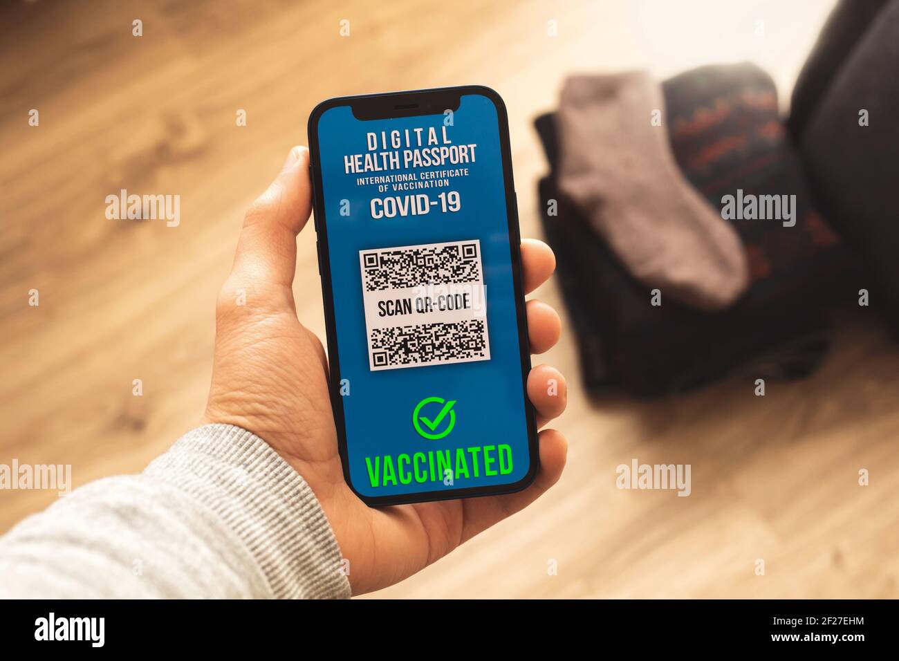Telefono cellulare con app per passaporto sanitario, persona vaccinata che si prepara al concetto di viaggio Foto Stock