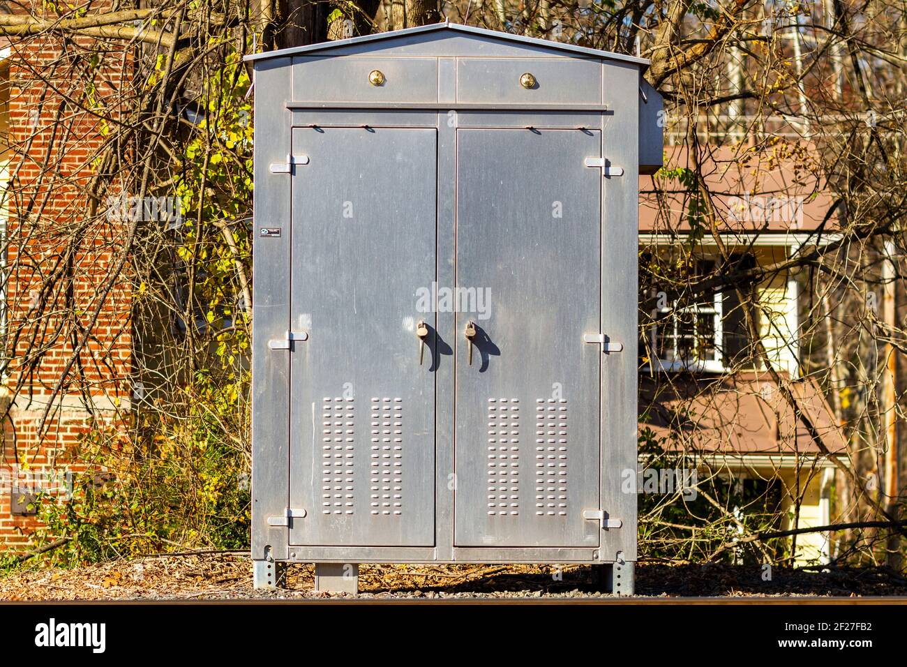 Armadio in metallo in acciaio inox per uso esterno. Immobilizzato a terra e bloccato con lucchetti, questo armadio in acciaio spazzolato per impieghi pesanti è ideale per le conserve Foto Stock
