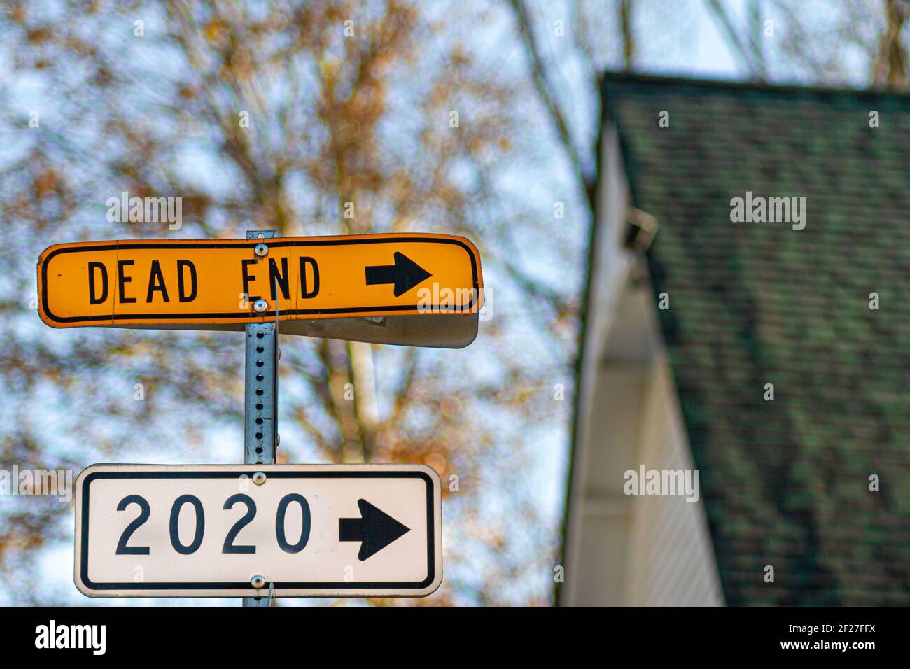 Uno sguardo astratto sarcastico all'anno 2020. Cartello con le frecce che indicano 2020 e 'fine del punto di incontro' verso la stessa direzione. Una sintesi concettuale di tutte le un Foto Stock