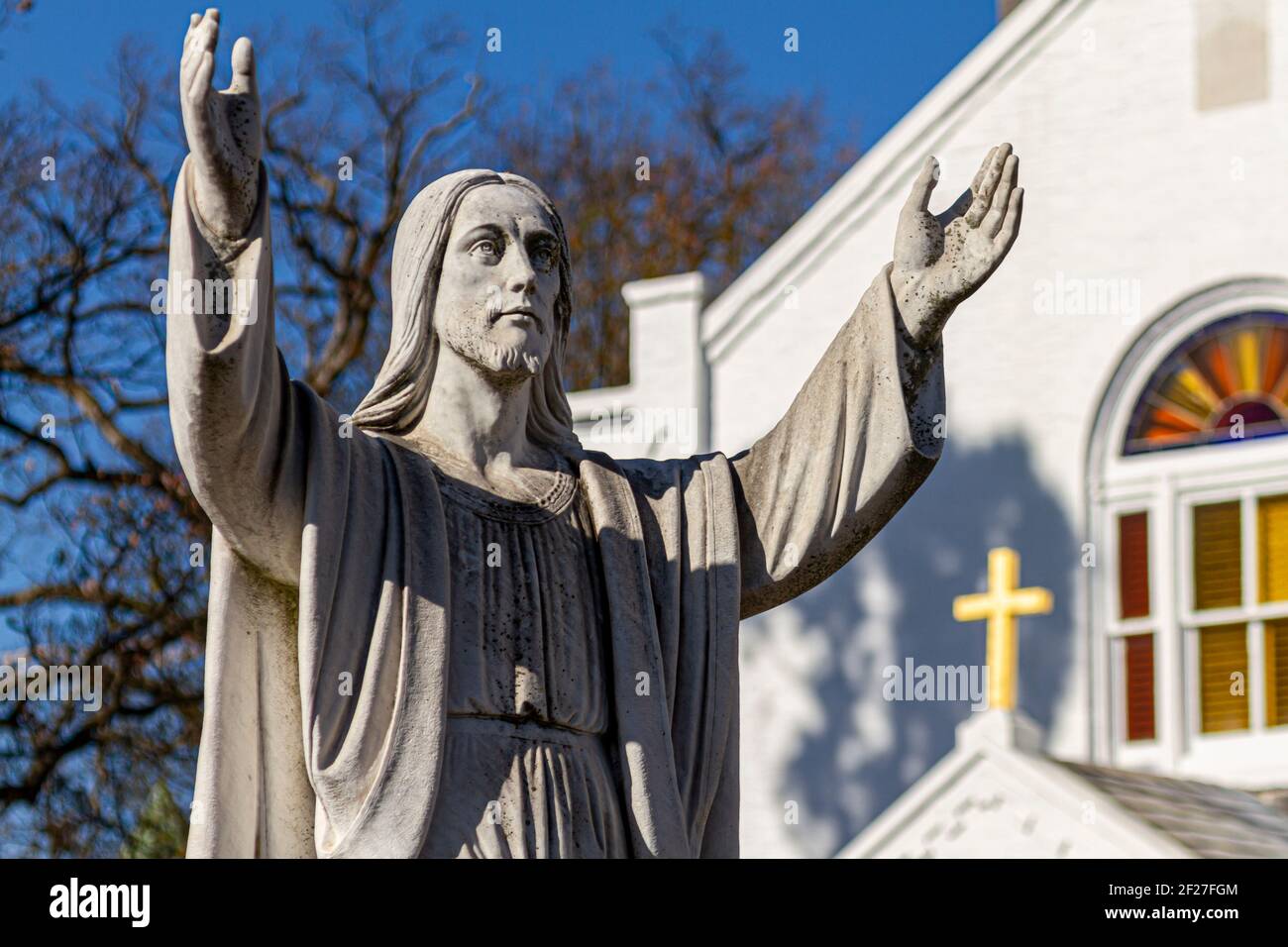 Rockville, MD, USA 11-16-2020: Statua di Gesù Cristo con le sue braccia aperte nell'aria come se parlasse con un pubblico o pregasse con dio situato nel 19 Foto Stock