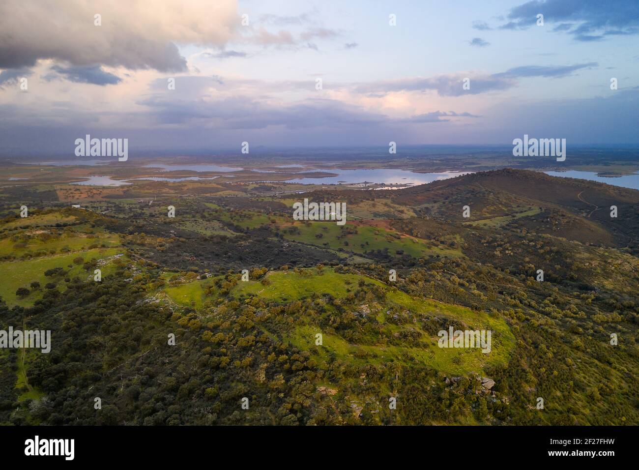 Alentejo drone vista aerea del paesaggio al tramonto con alqueva diga serbatoio, in Portogallo Foto Stock