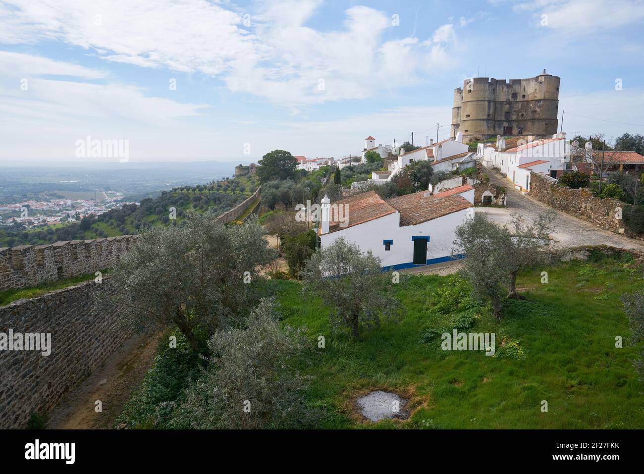 Evoramonte città castello mura edifici storici e parco di ulivi in Alentejo, Portogallo Foto Stock