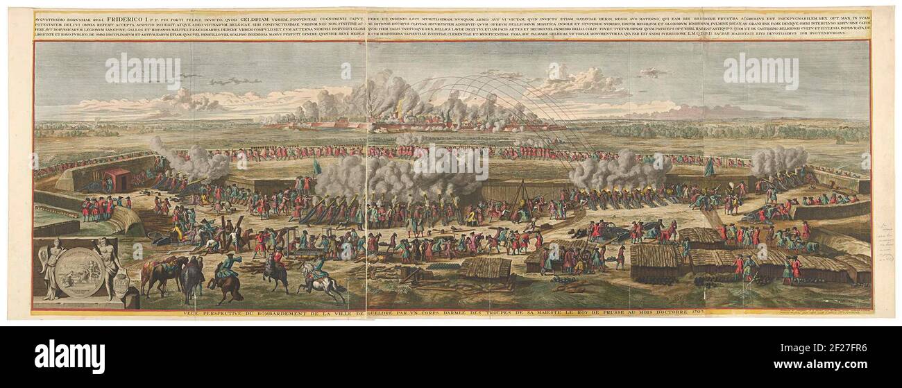 Bombardement van Geldern, 1703; Veue Perspective du bombardiement de la ville de Gueldre par un corps d'armée des troupies de sa maieste le roy de Prusse au mois d'octobre 1703.Medium e giudice di una grande stampa del bombardamento di Geldern da parte delle truppe prussiane sotto il generale Lotthum nel mese di ottobre 1703. Prestazioni molto ampie (stampate da tre piastre) dal campo degli investitori dove vengono prodotte e sparate le palle di cannone. È prima del numero e del titolo olandese. Nella parte superiore, una striscia è incisa con il testo in latino in cui è presente l'assegnazione. Foto Stock