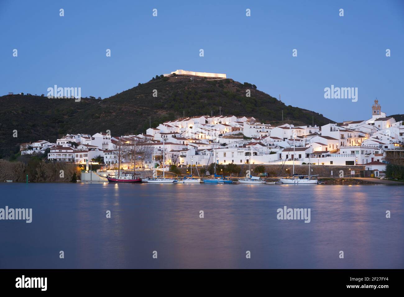 Sanlucar de Guadiana in Spagna e Alcoutim in Portogallo con barche a vela sul fiume Guadiana Foto Stock