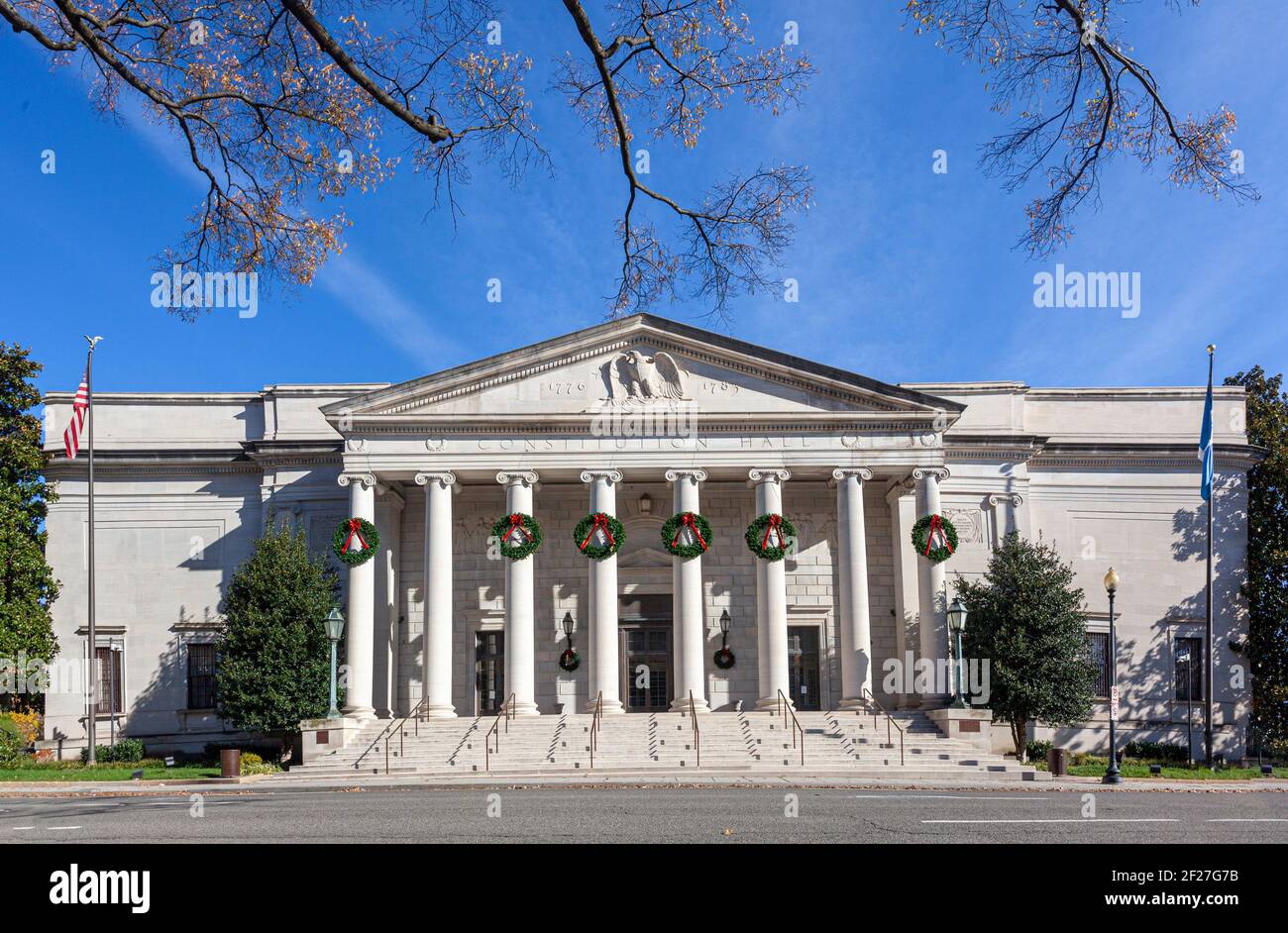 Washington DC, USA 11-29-2020: Edificio della Constitution Hall della Società Nazionale delle Figlie della Rivoluzione americana (DAR), un punto di riferimento storico Foto Stock