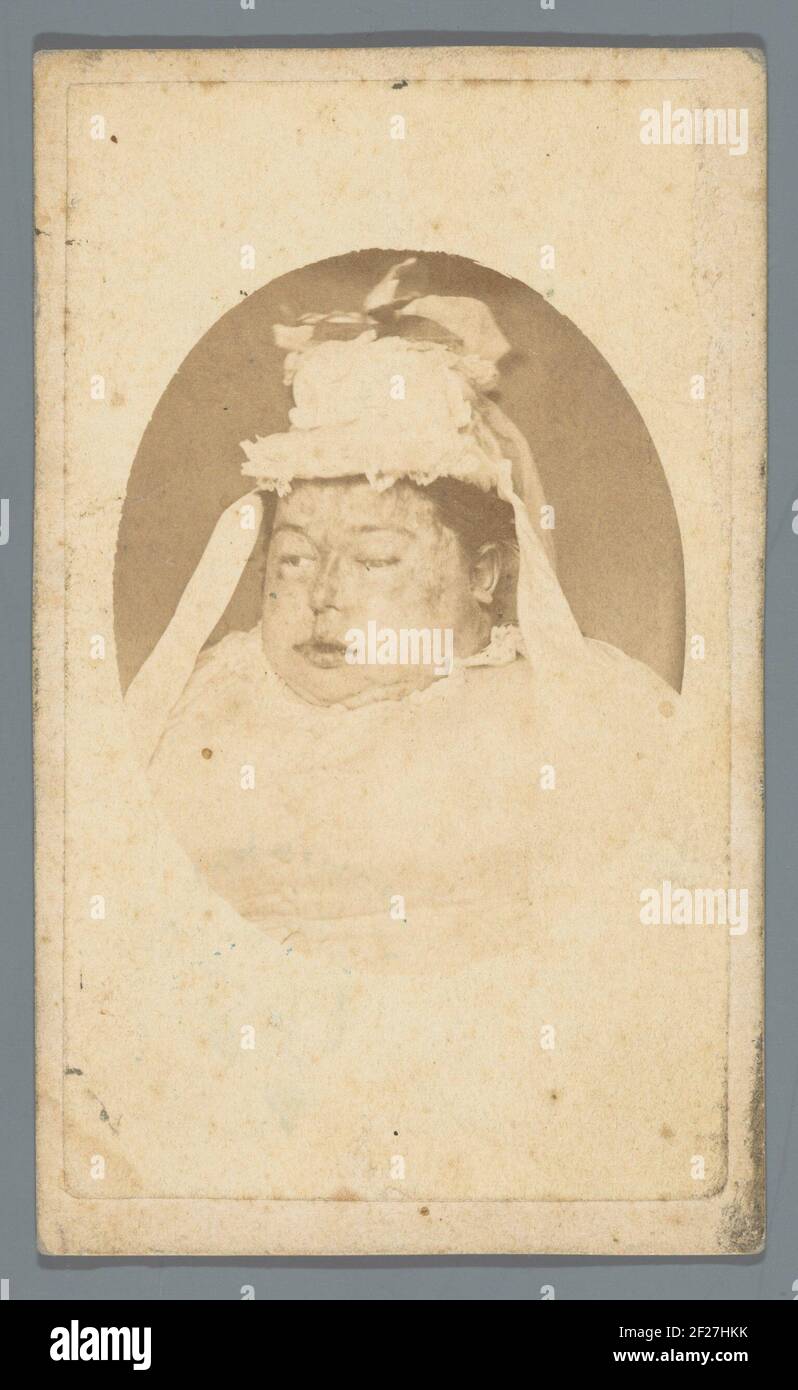 Ritratto (post mortem) di donna in abito bianco .. Foto Stock