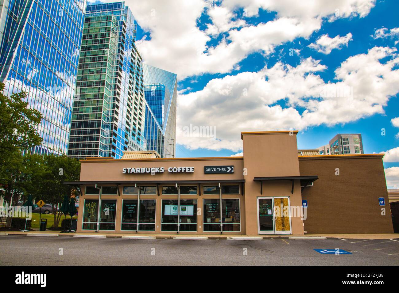 Atlanta, GA / USA - 05 31 20: Vista di un caffè Starbucks chiuso che è stato saccheggiato la notte prima durante le rivolte Foto Stock