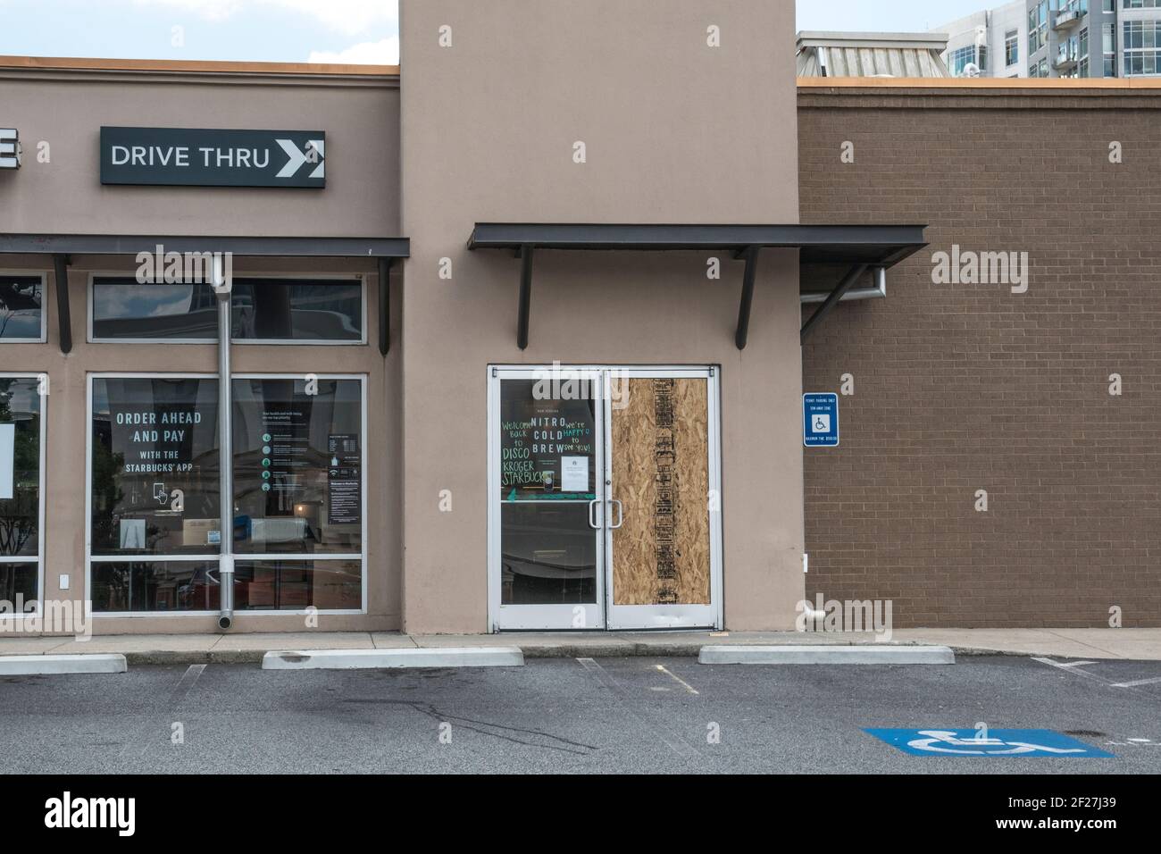 Atlanta, GA / USA - 05 31 20: Vista di un caffè Starbucks chiuso che è stato saccheggiato la notte prima durante le rivolte, una porta bruciata fuori che è stato boa Foto Stock