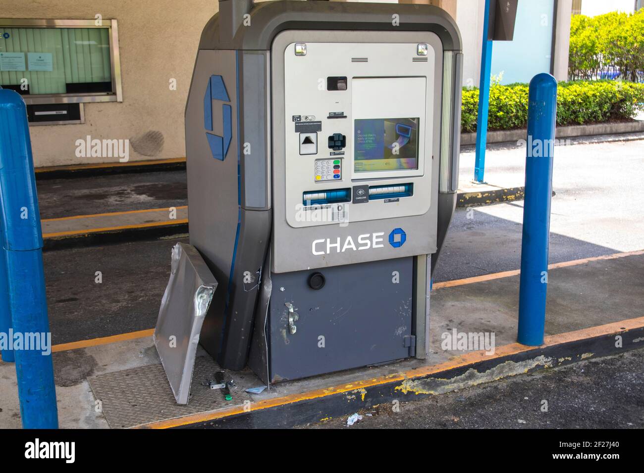 Atlanta, GA / USA - 05 31 20: Vista di una macchina ATM danneggiata da saccheggiatori e rivolte la notte prima a Buckhead Foto Stock
