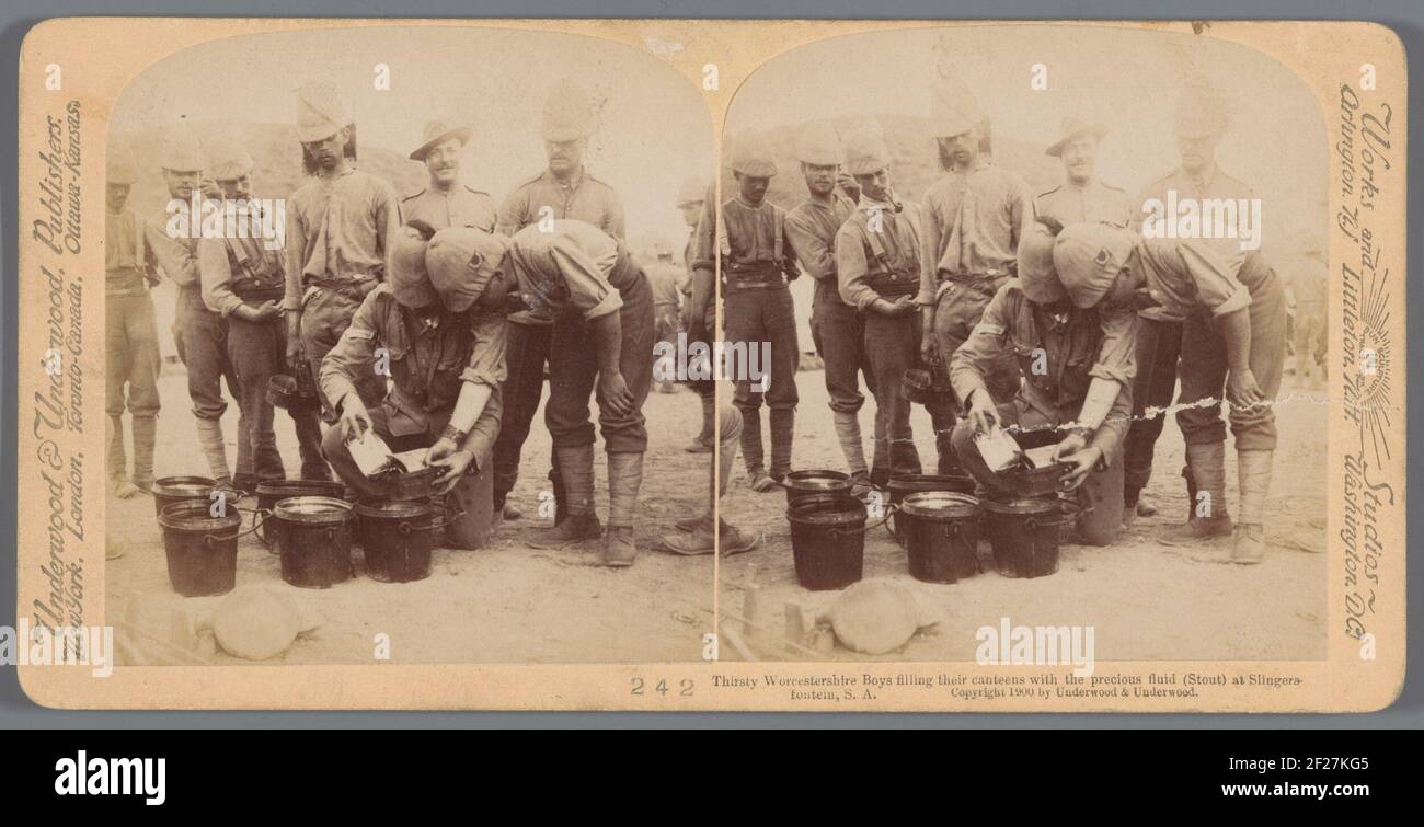 Britse soldaten vullen hun veldmenage incontrato bier a Slingersfontein; Thirsty Worcestershire Boys riempire le loro mense con il fluido prezioso (Stout) a Slingersfontein, S.A. Foto Stock