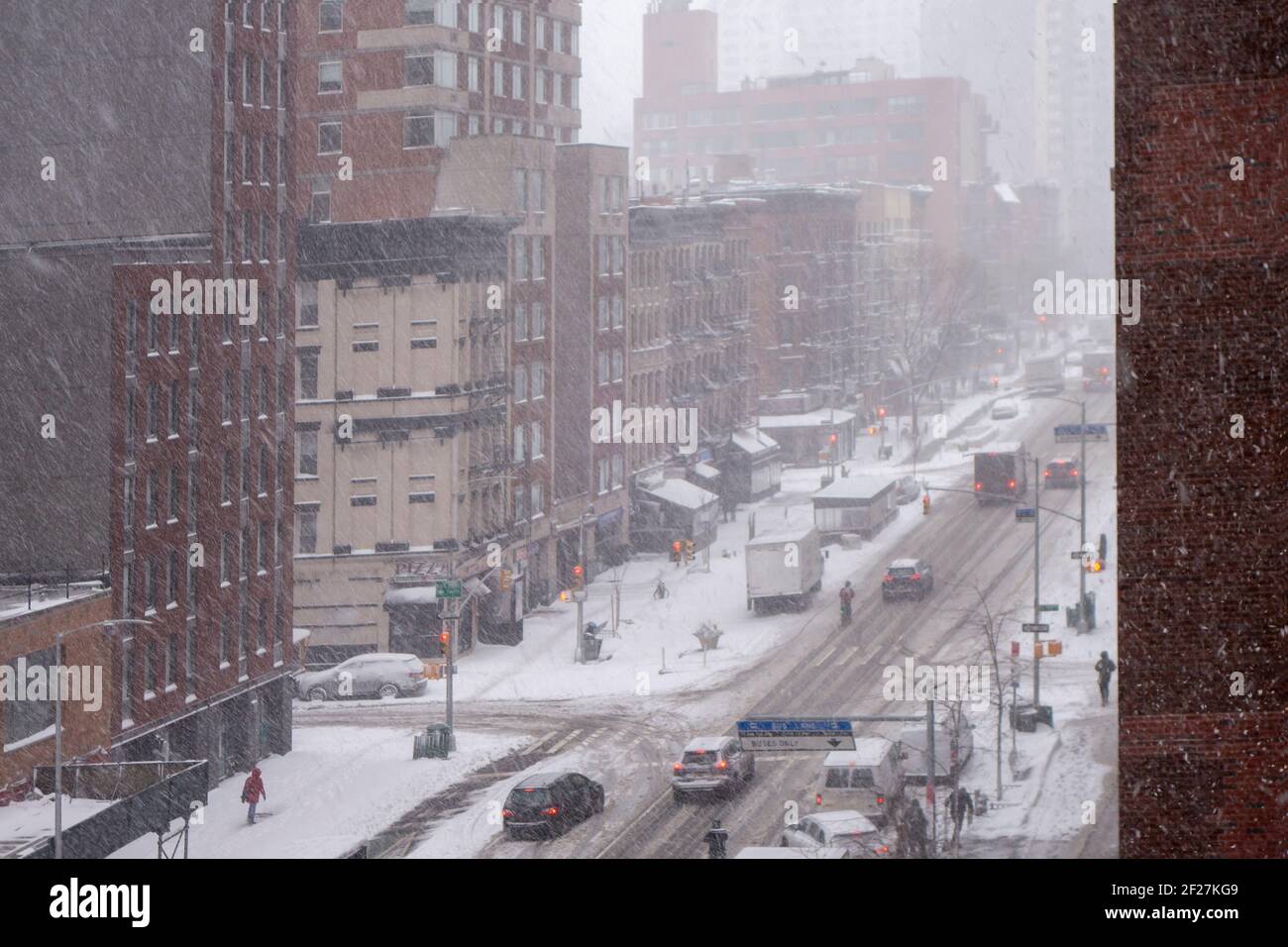 Natale Bianco inverno neve giorno nella grande mela nuovo york City manhattan edifici strade e passaggi pedonali intersezione ad alto angolo Foto Stock