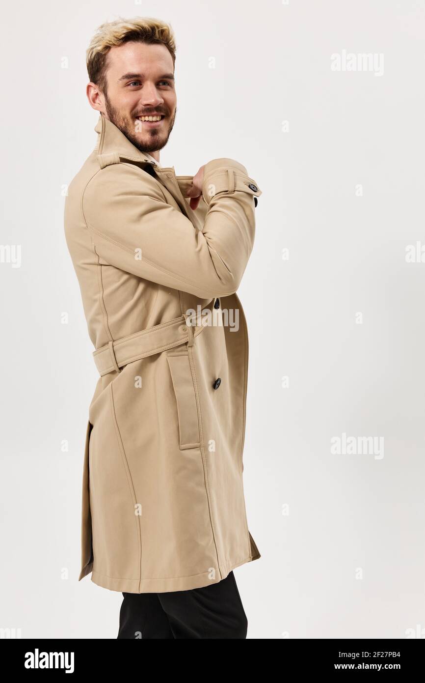 uomo moda capelli beige cappotto studio sfondo chiaro Foto stock - Alamy