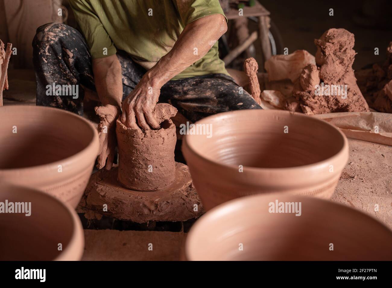 mano di uomini che lavorano sulla ruota del vasaio. Mani sculpta un mortaio da creta pot. Creta ware fatto a mano sulla ruota del vasaio in thailandia. Foto Stock