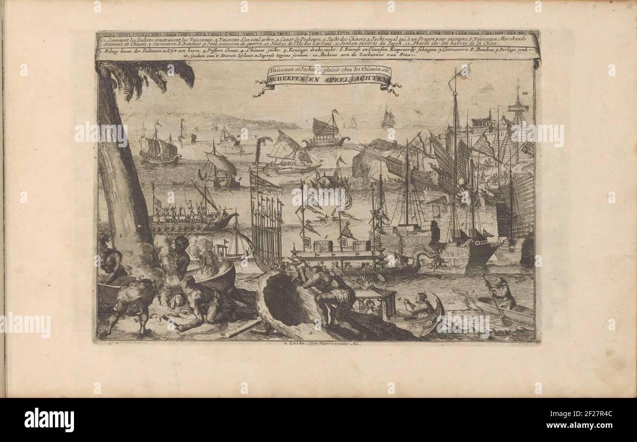 Schepen en en speeljachten; Scheepen en Speeljachten / Vaisseaux et Jachts de plaisir chez les Chinois; Les Indes Orientales et Occidentales et autres lieux.Bay con diverse navi e yacht da gioco provenienti dall'India e dalla Cina: Canoa, caccia, nave mercantile, nave da guerra, ecc. negli aspetti in primo piano della costruzione navale in India. Un uomo prende una canoa da un tronco di albero. Con una leggenda in olandese e francese. La stampa fa parte di un album. Foto Stock