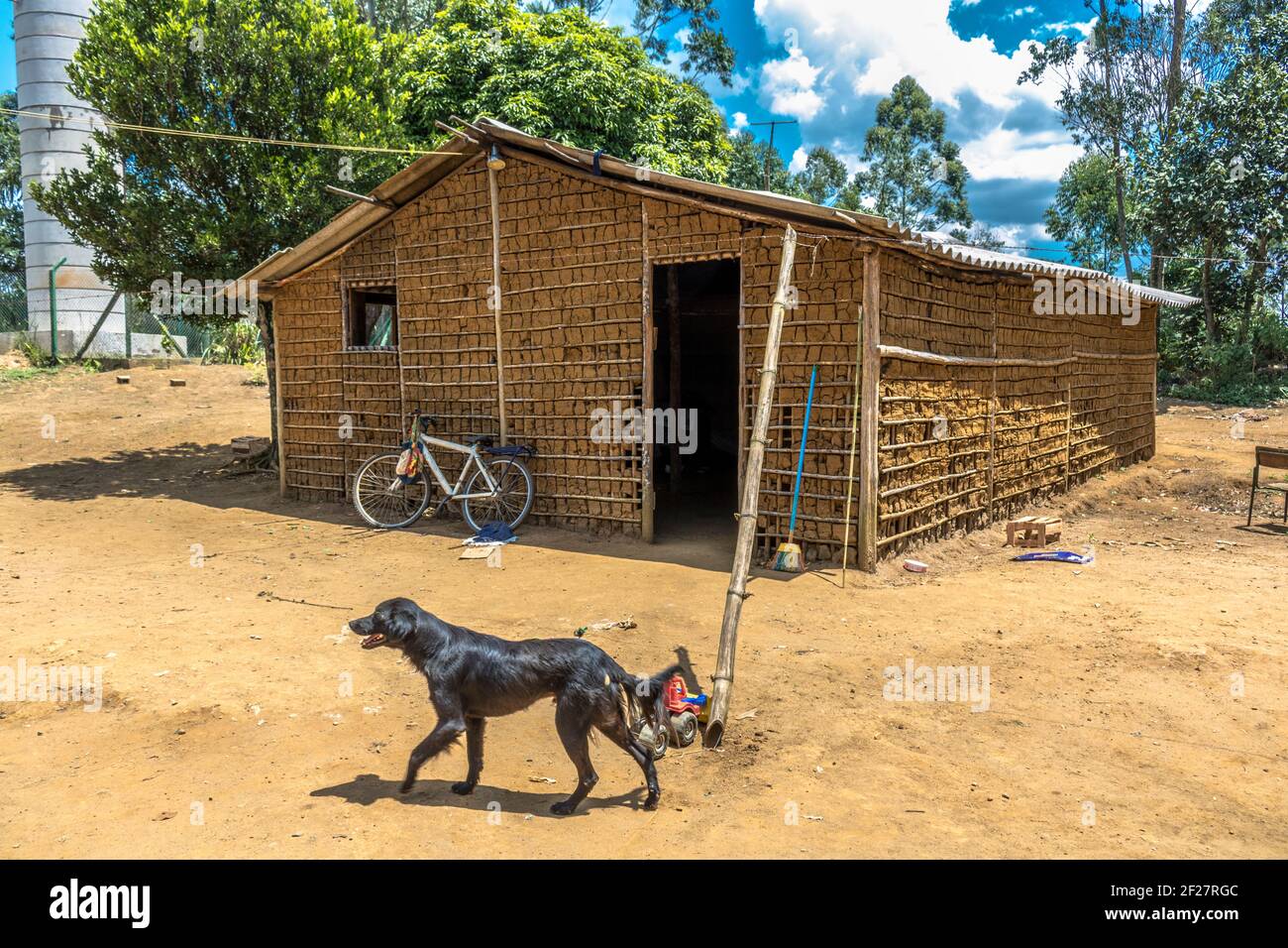 Casa di argilla costruita e bastone un luccio e paja argilla, nella zona rurale del Brasile Foto Stock