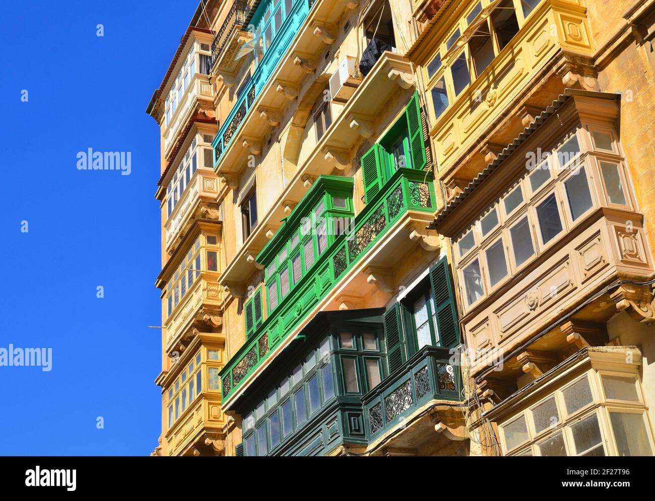 Tradizionali balconi coperti in un edificio a Valetta, Malta Foto Stock