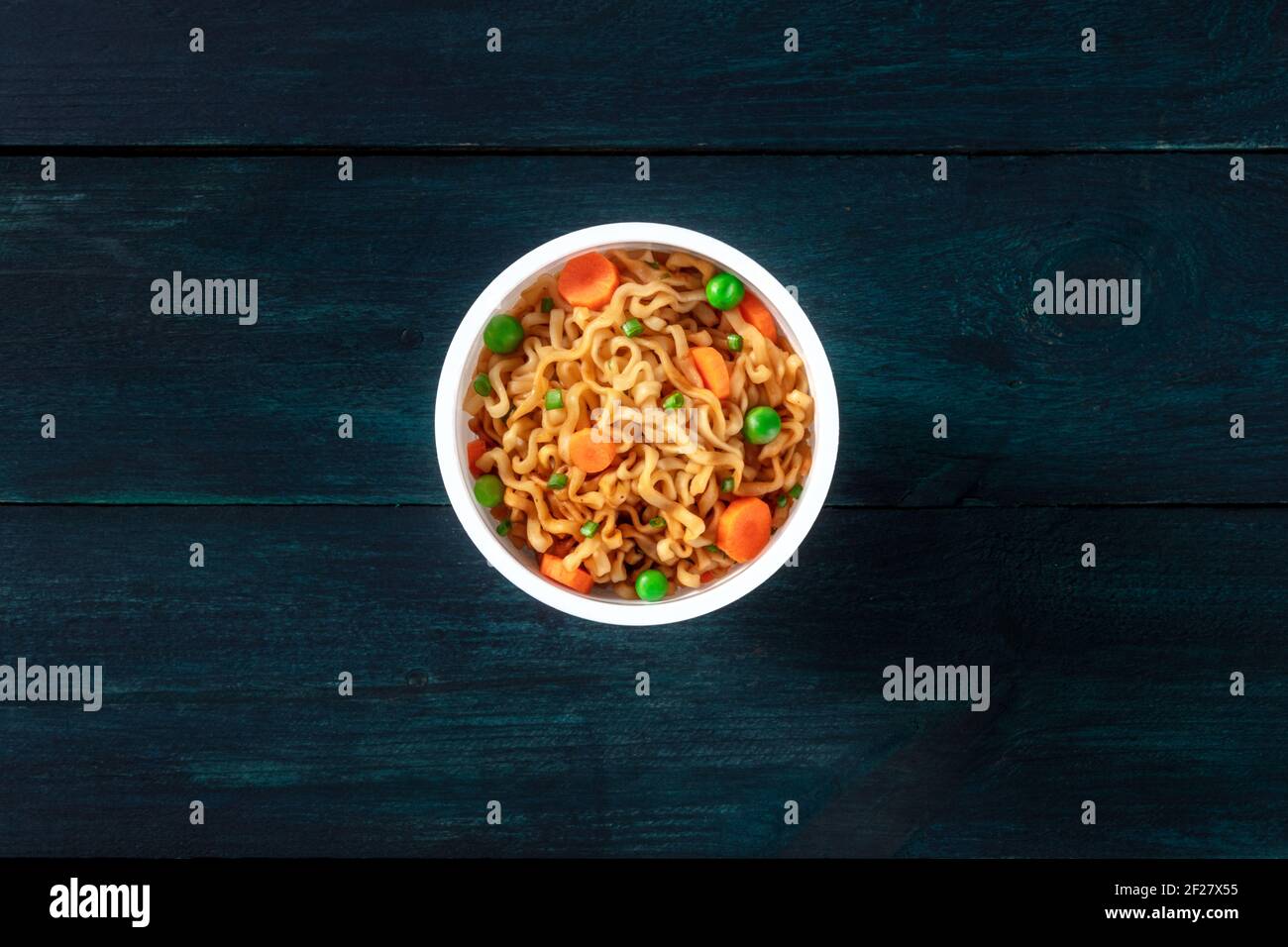 Coppa ramen. Tagliatelle istantanee in una tazza di plastica, colpo d'occhio Foto Stock