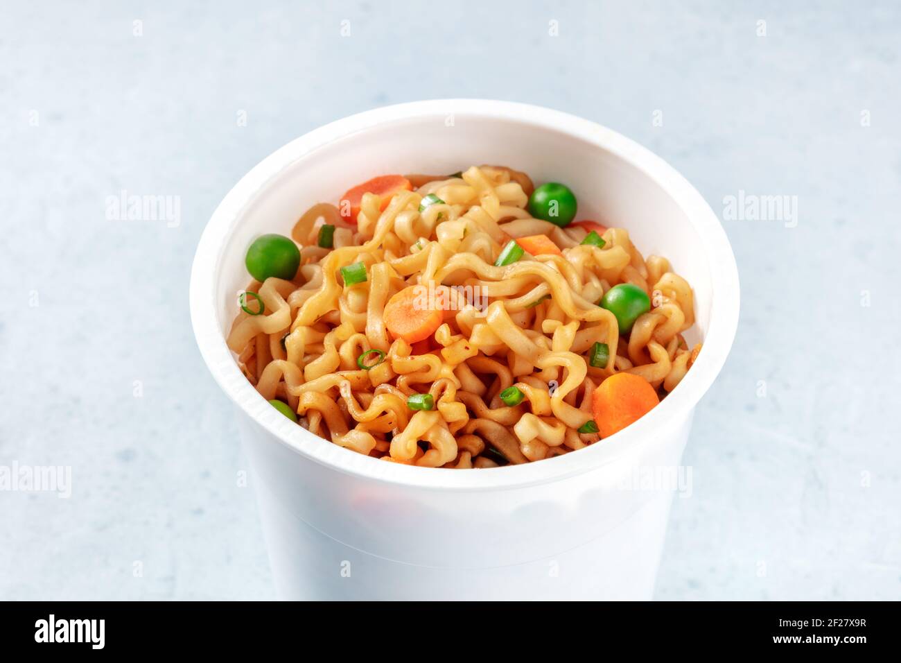 Coppa ramen. Primo piano con tagliatelle istantanee Foto Stock