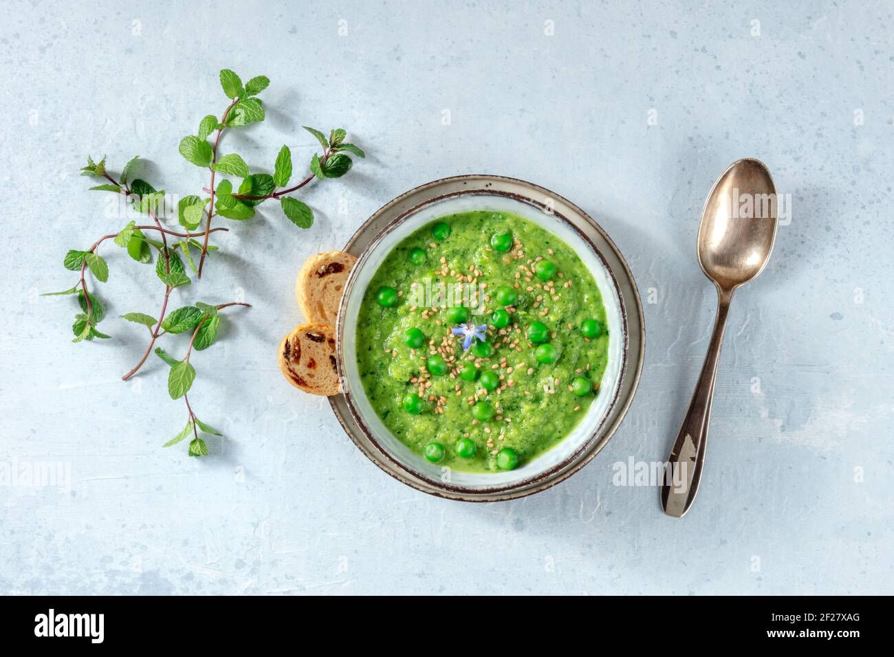 Zuppa verde vegana, colpo d'asta con toast e menta Foto Stock