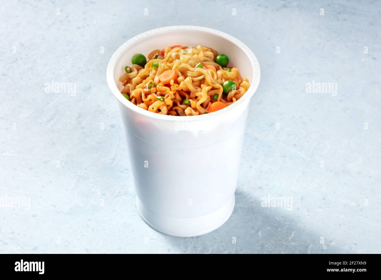Coppa ramen. Tagliatelle istantanee con verdure Foto Stock