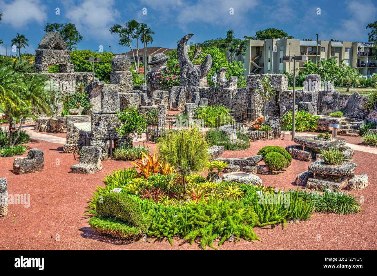 Una vista delle sculture in pietra all'interno del misterioso Coral Castle situato a sud di Miami, Florida. Foto Stock