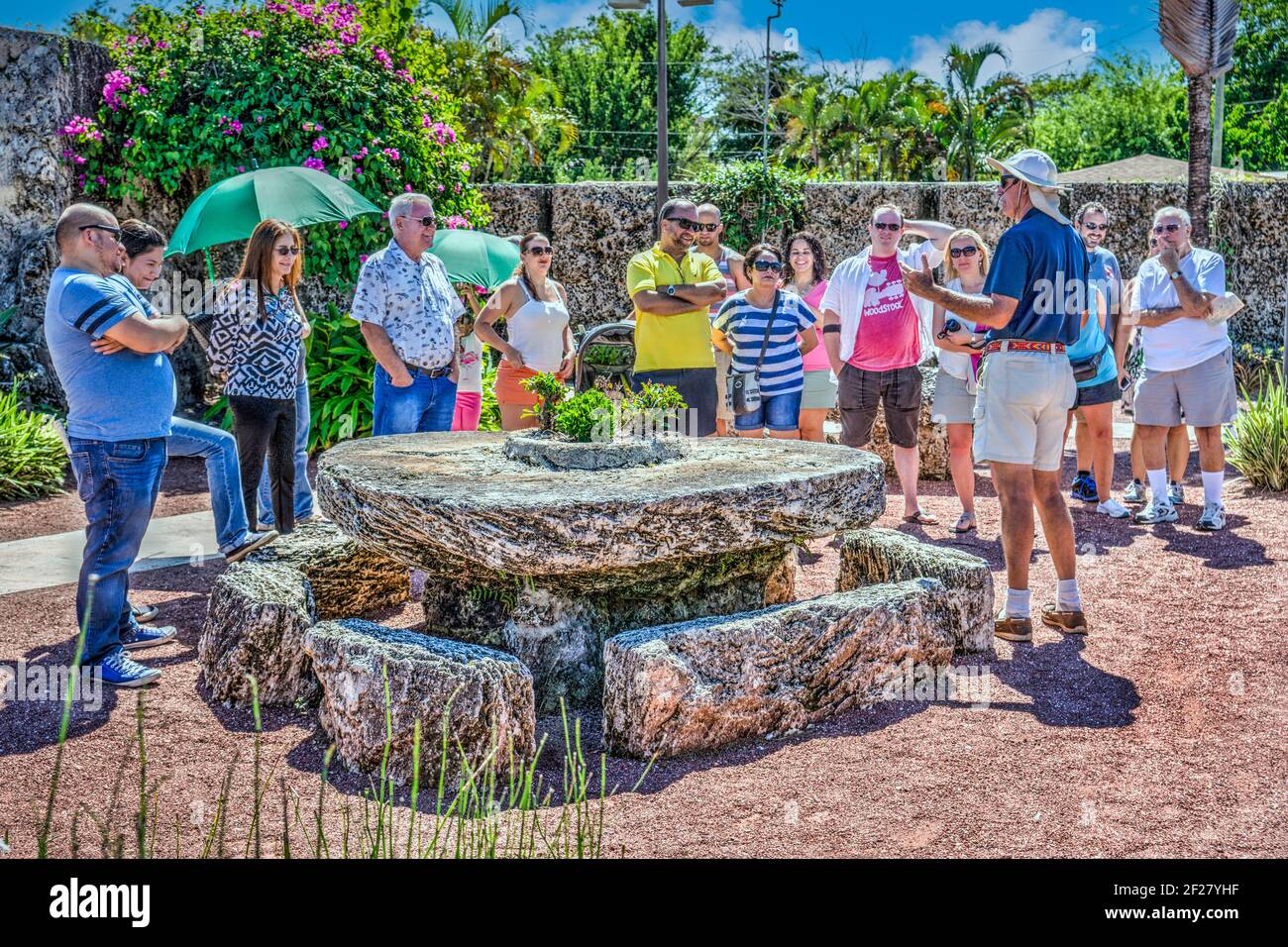 Una guida turistica si rivolge a un gruppo all'interno del castello dei coralli situato a sud di Miami, Florida. Foto Stock