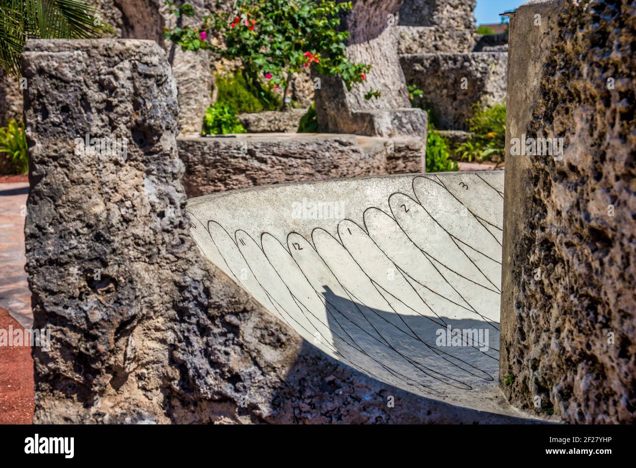 Una meridiana in pietra fatta a mano all'interno del misterioso Coral Castle situato a sud di Miami, Florida. Foto Stock