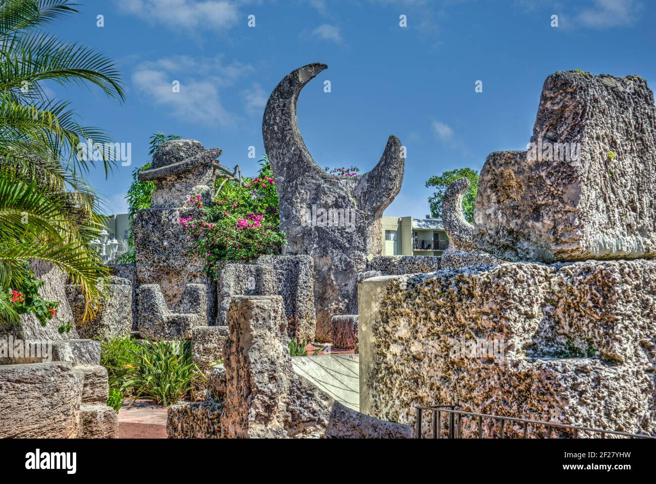 Sculture in pietra all'interno del misterioso Coral Castle situato a sud di Miami, Florida. Foto Stock