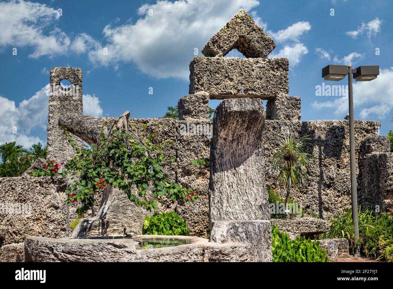 La pietra intagliata parete nord del misterioso Coral Castle situato a sud di Miami, Florida. Foto Stock