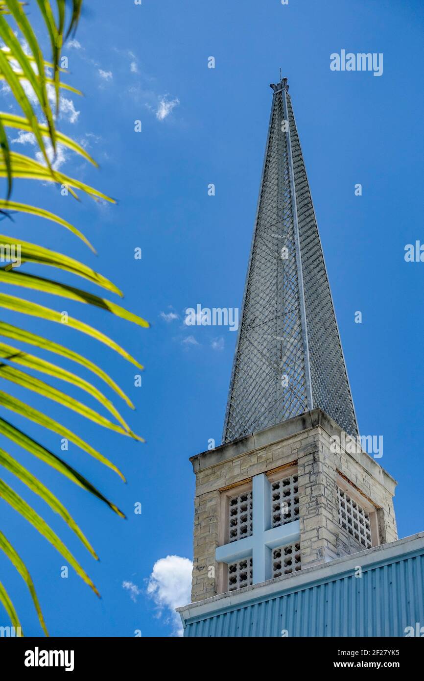 La guglia della chiesa luterana di Immanuel si staglia contro il cielo tropicale di Miami in Florida. Foto Stock