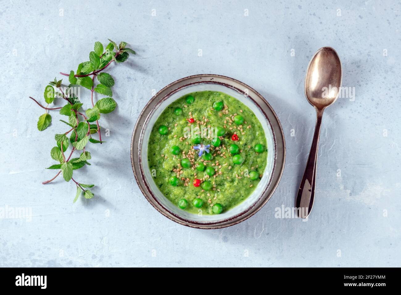 Zuppa piccante di vegano, sparata dalla parte superiore con menta fresca Foto Stock