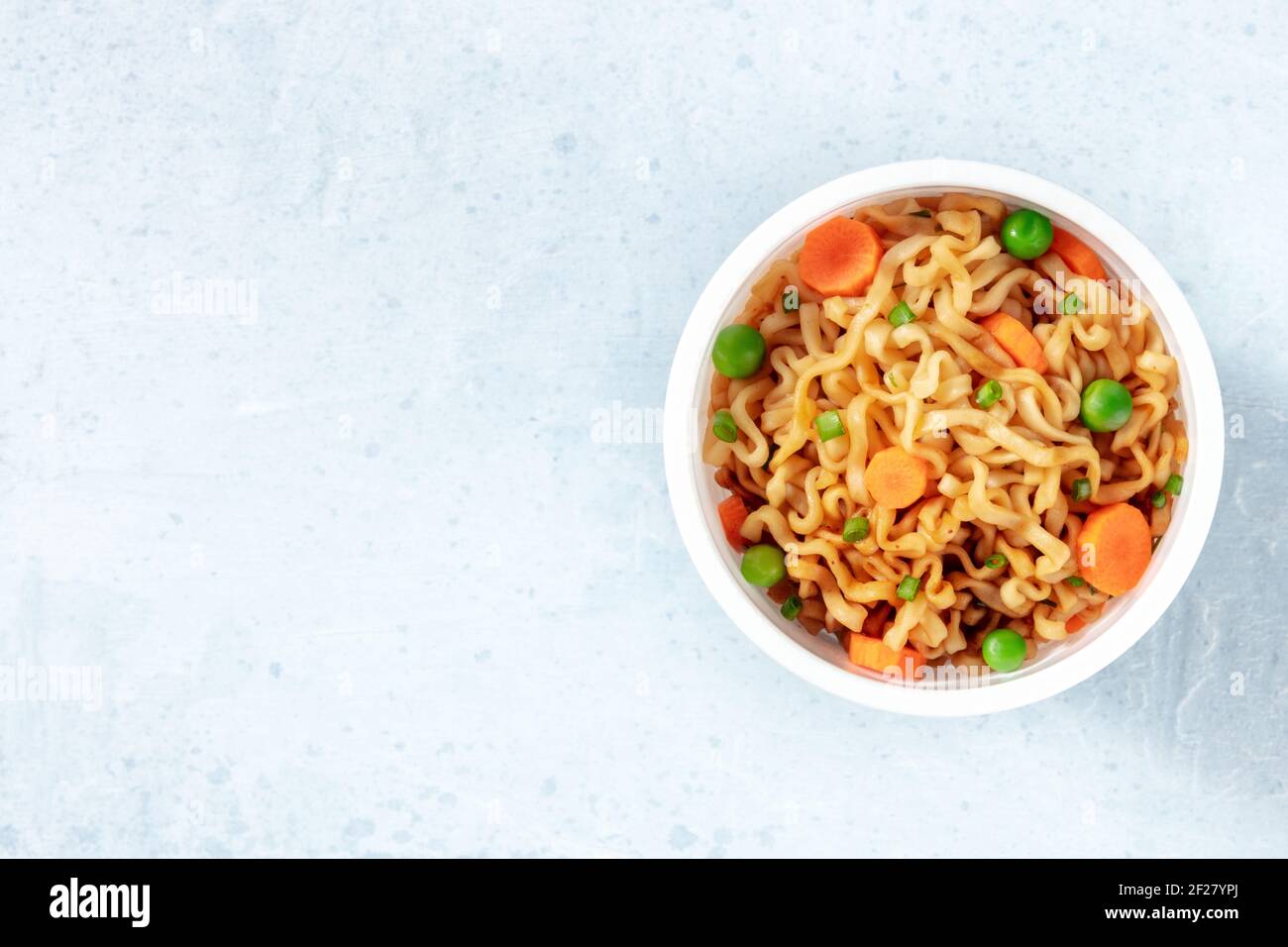 Coppa ramen. Tagliatelle istantanee con verdure, colpo d'occhio Foto Stock