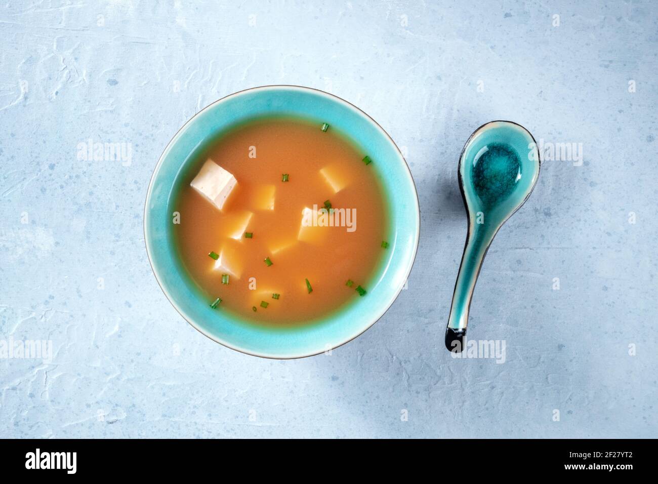 Zuppa di miso con tofu e scalioni Foto Stock
