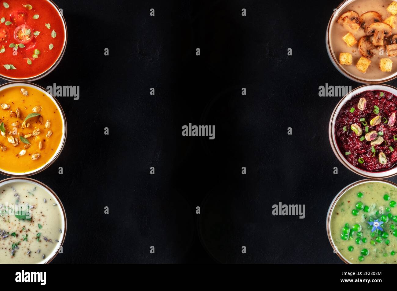 Banner zuppa vegana con spazio per la copia. Zuppe di verdure, sparate dall'alto Foto Stock