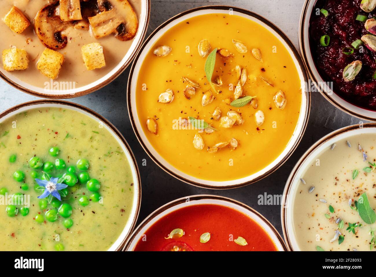Varietà di zuppe vegane. Zuppe di verdure varie Foto Stock