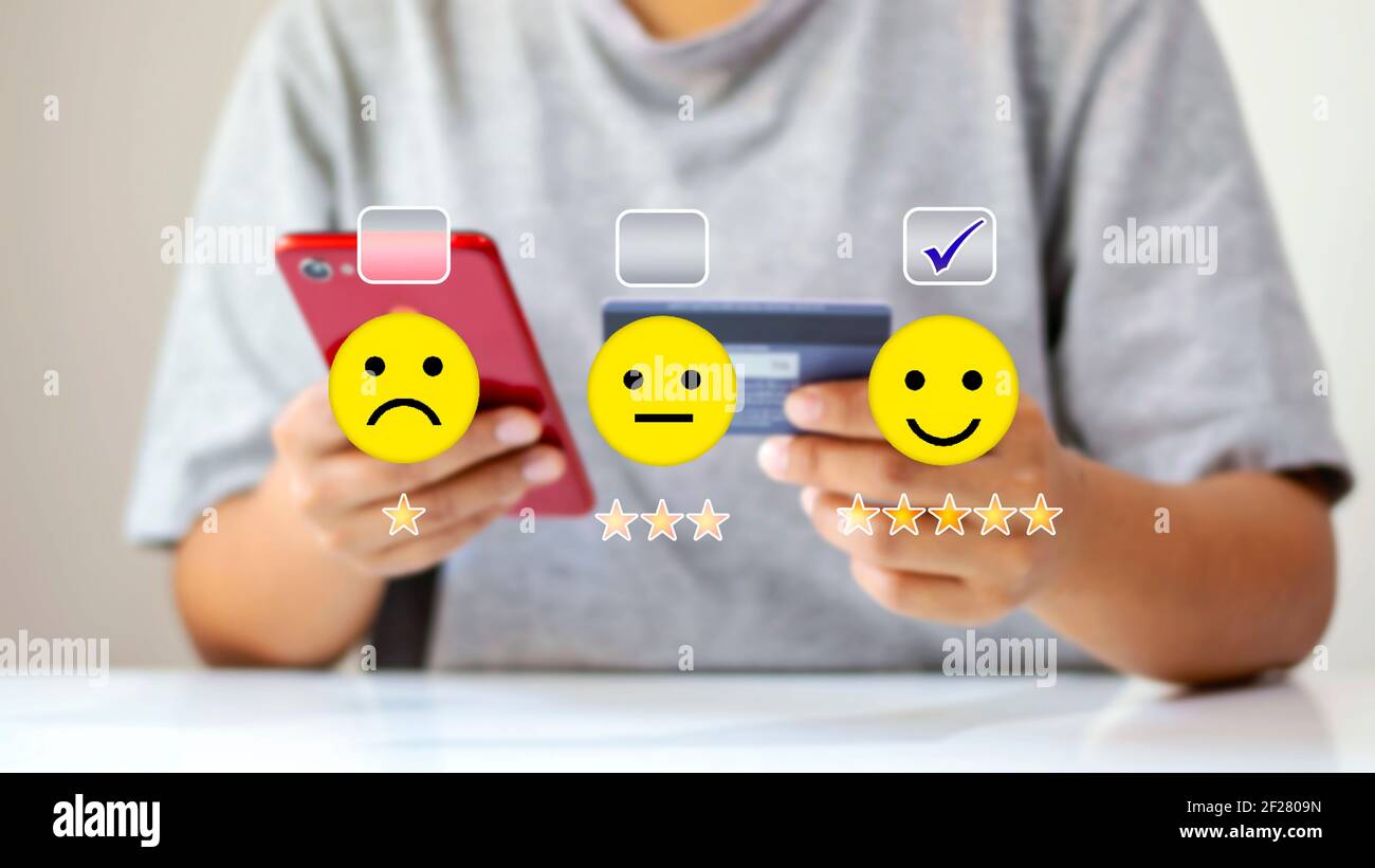 Valutazione dello shopping in linea e presa di decisione le donne stanno usando i loro telefoni mobili per fare gli acquisti in linea. Foto Stock