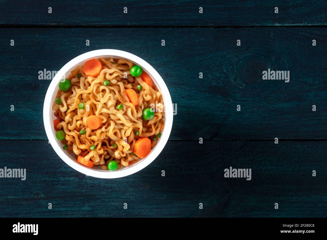 Coppa ramen. Tagliatelle istantanee in una tazza di plastica, sparate dall'alto Foto Stock