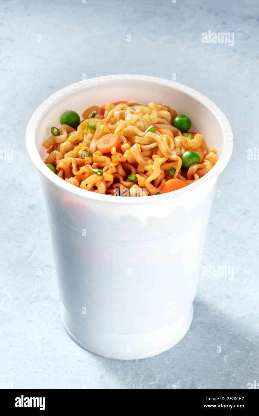 Tagliatelle in una tazza di plastica. Soba ramen con verdure Foto Stock
