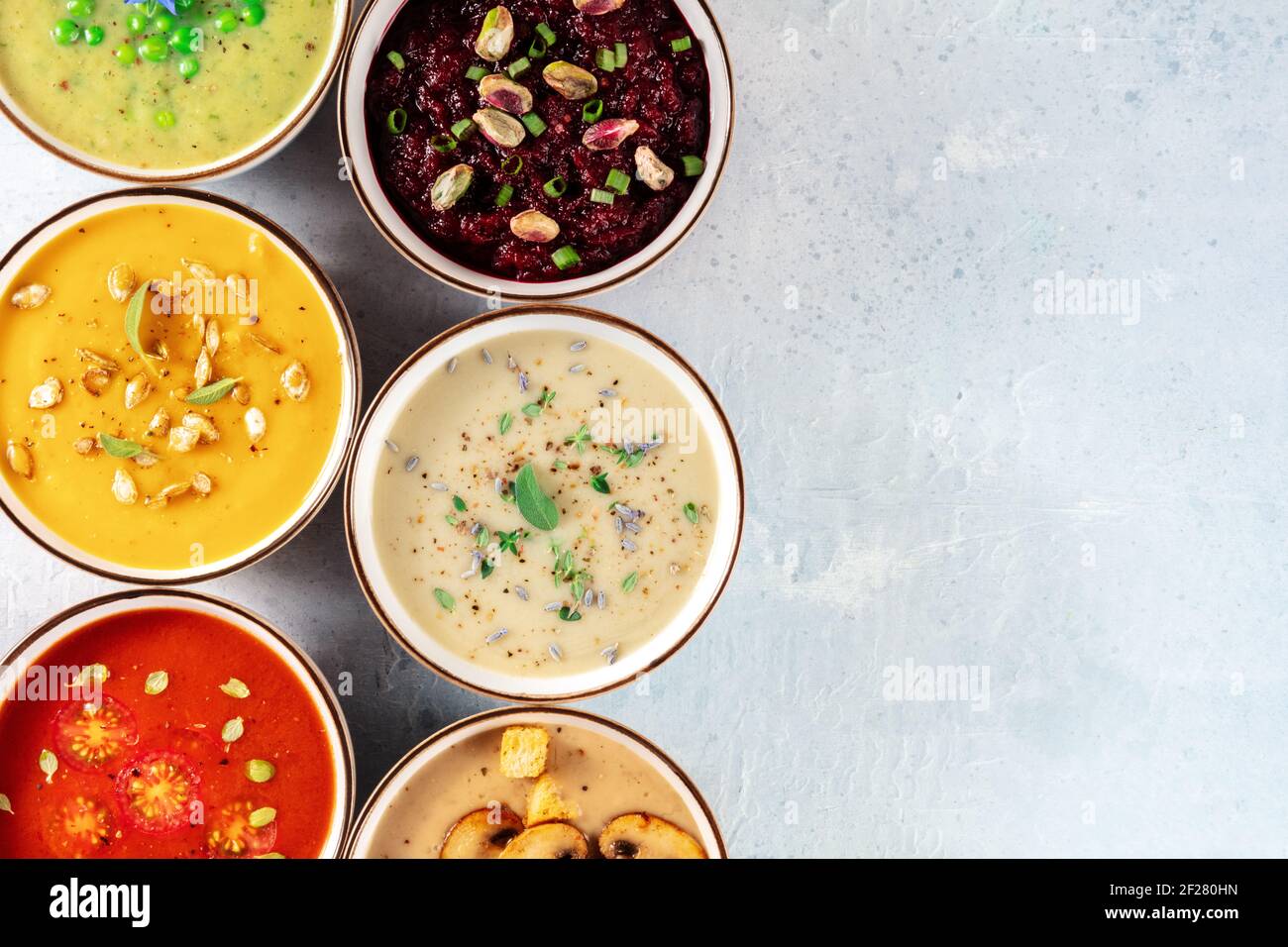 Vegan panna zuppa banner con un posto per il testo. Una varietà di zuppe di panna Foto Stock