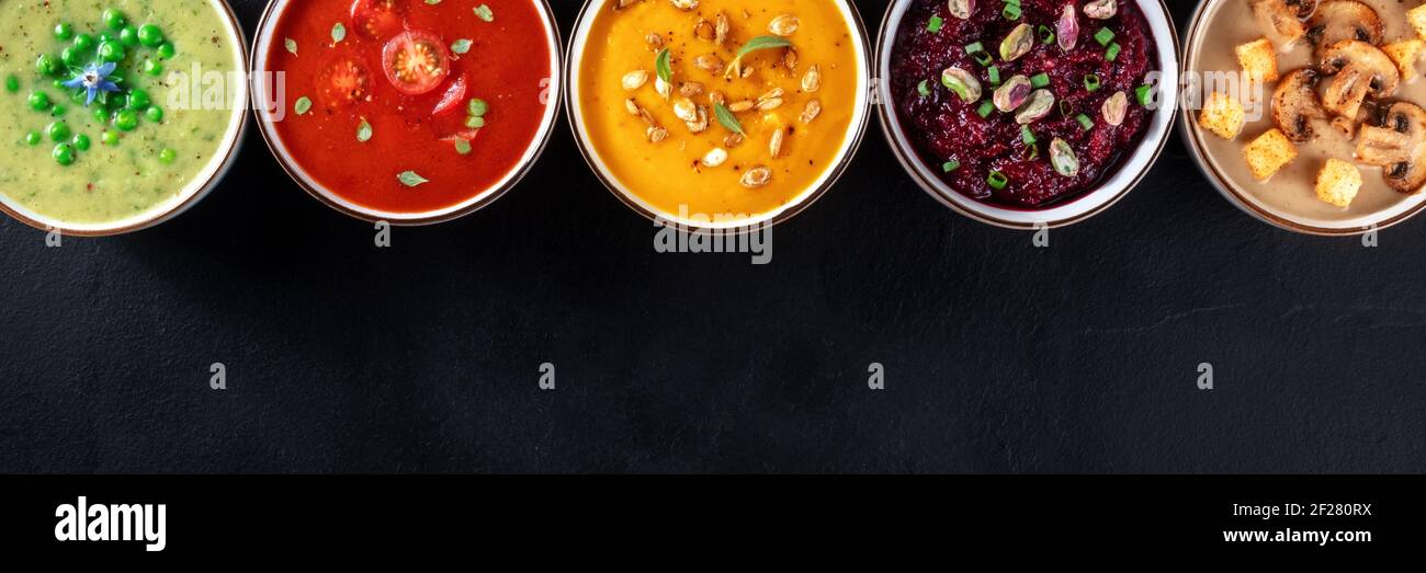 Panorama della zuppa di crema vegana con un posto per il testo. Zuppe di verdure, sparate dall'alto Foto Stock