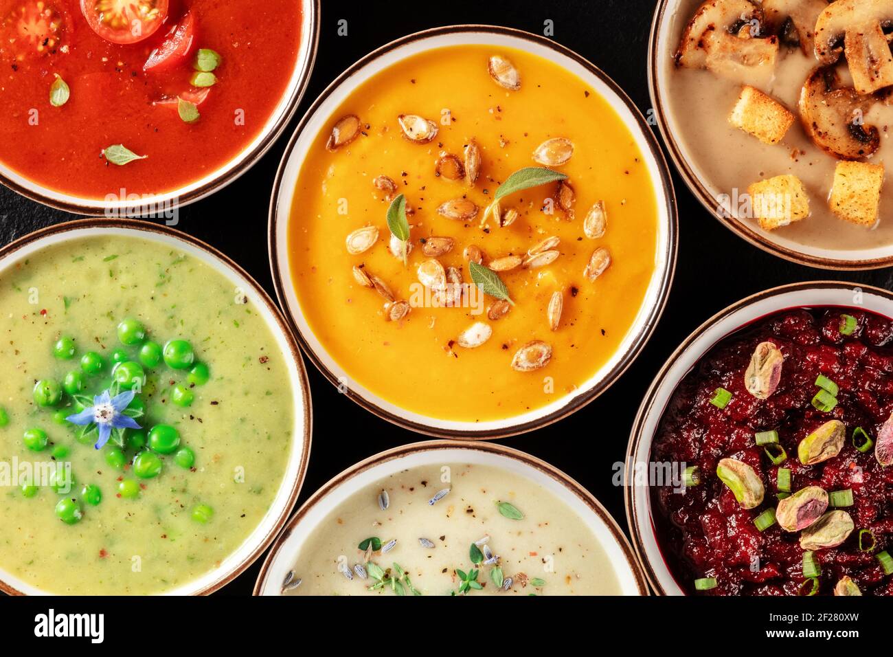 Varietà di zuppa di crema vegana. Varie zuppe di verdure, sparate dall'alto Foto Stock