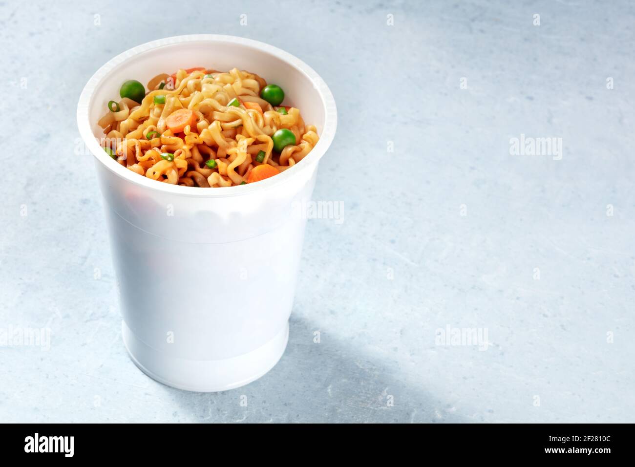 Coppa ramen. Tagliatelle istantanee in una tazza di plastica Foto Stock